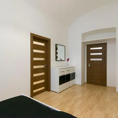 Spacious Near Wenceslas Square Apartamento *